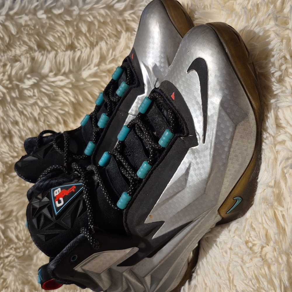 Men Silver and Black Athletic Shoes - Picture 2 of 6